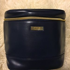 Free Leather Vanity w/ a purchase of 150$